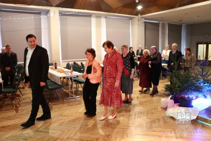 Pensionāri un invalīdi tiekas svētku ballē