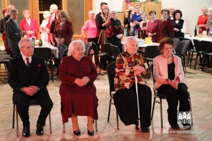Pensionāri un invalīdi tiekas svētku ballē
