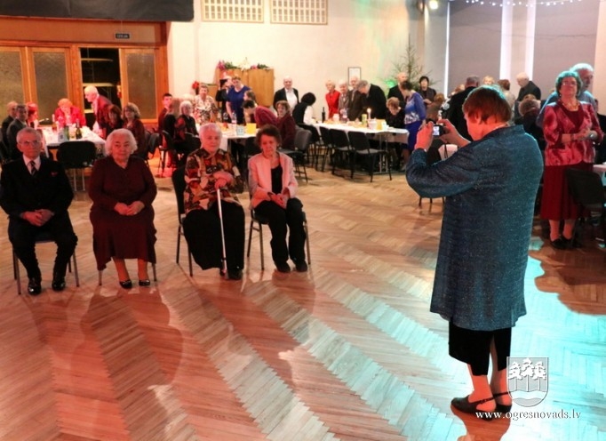 Pensionāri un invalīdi tiekas svētku ballē