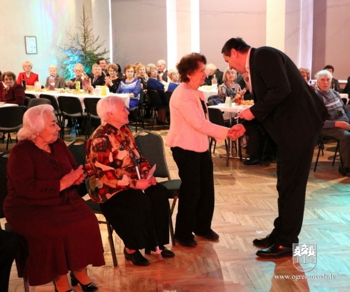 Pensionāri un invalīdi tiekas svētku ballē
