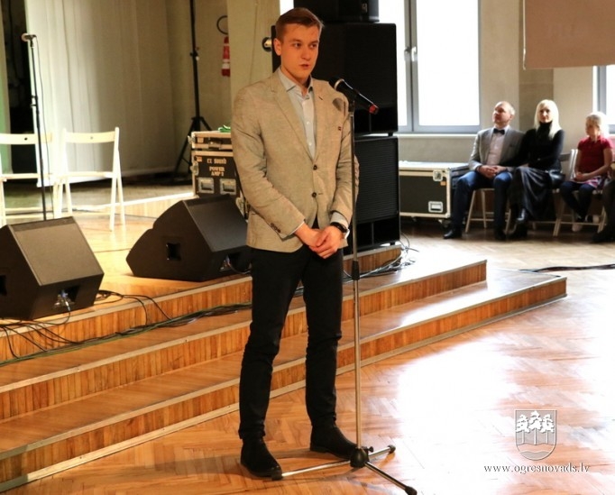 Pensionāri un invalīdi tiekas svētku ballē