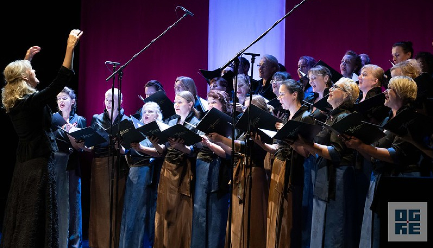 Koris Grīva un tā diriģente 18. novembra svētku koncertā