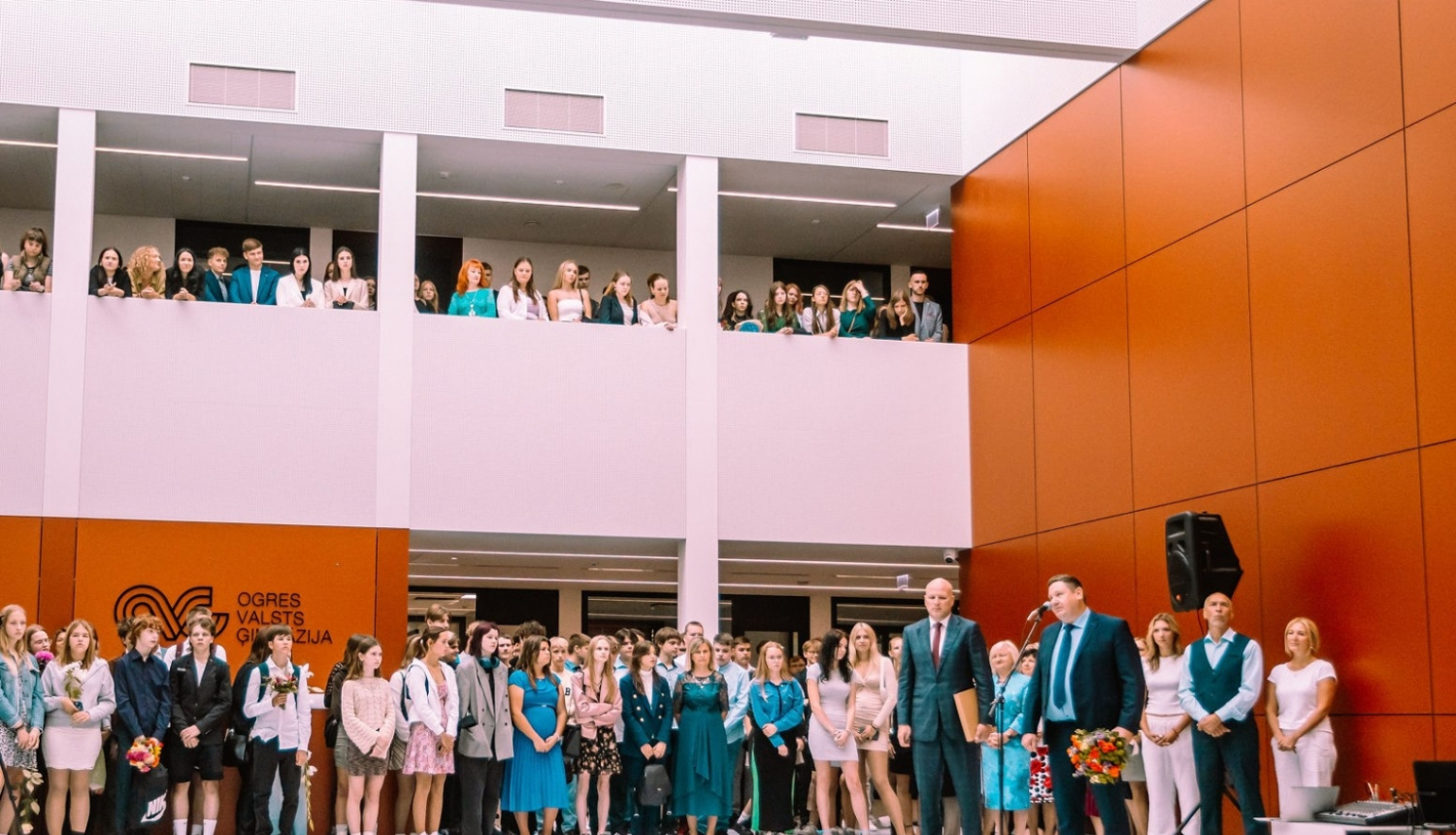 Svinīgais pasākums Ogres Valsts ģimnāzijas foajē