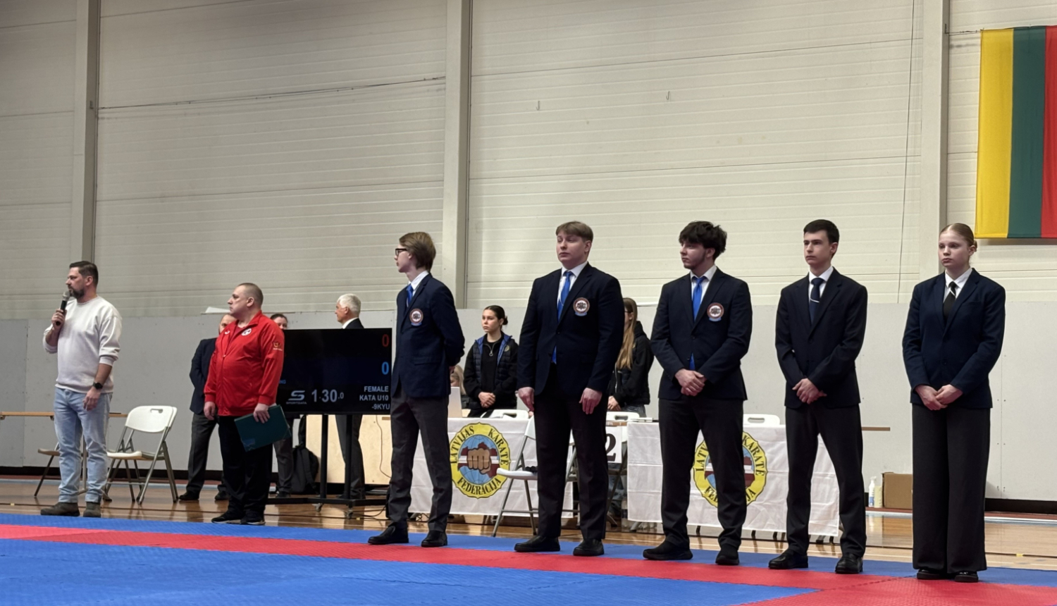 Ogres novada pašvaldības domes priekšsēdētājs saka uzrunu 24. Starptautiskajā karatē turnīrs „Ogre Karate Cup & Games 2026”