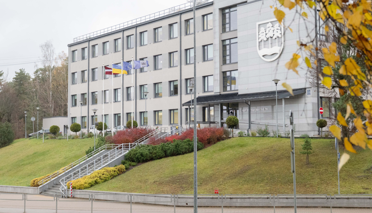 Ogres novada pašvaldības ēka rudenī