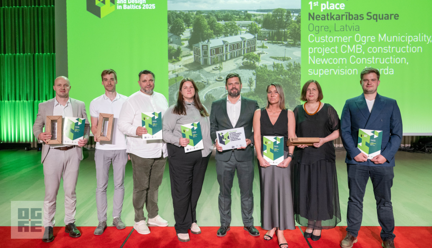 Ogres novada pašvaldība saņem apbalvojumu par 1. vietu Ilgtspējīgākais teritorijas labiekārtojums Baltijā 2025 – Ogres Neatkarības laukums