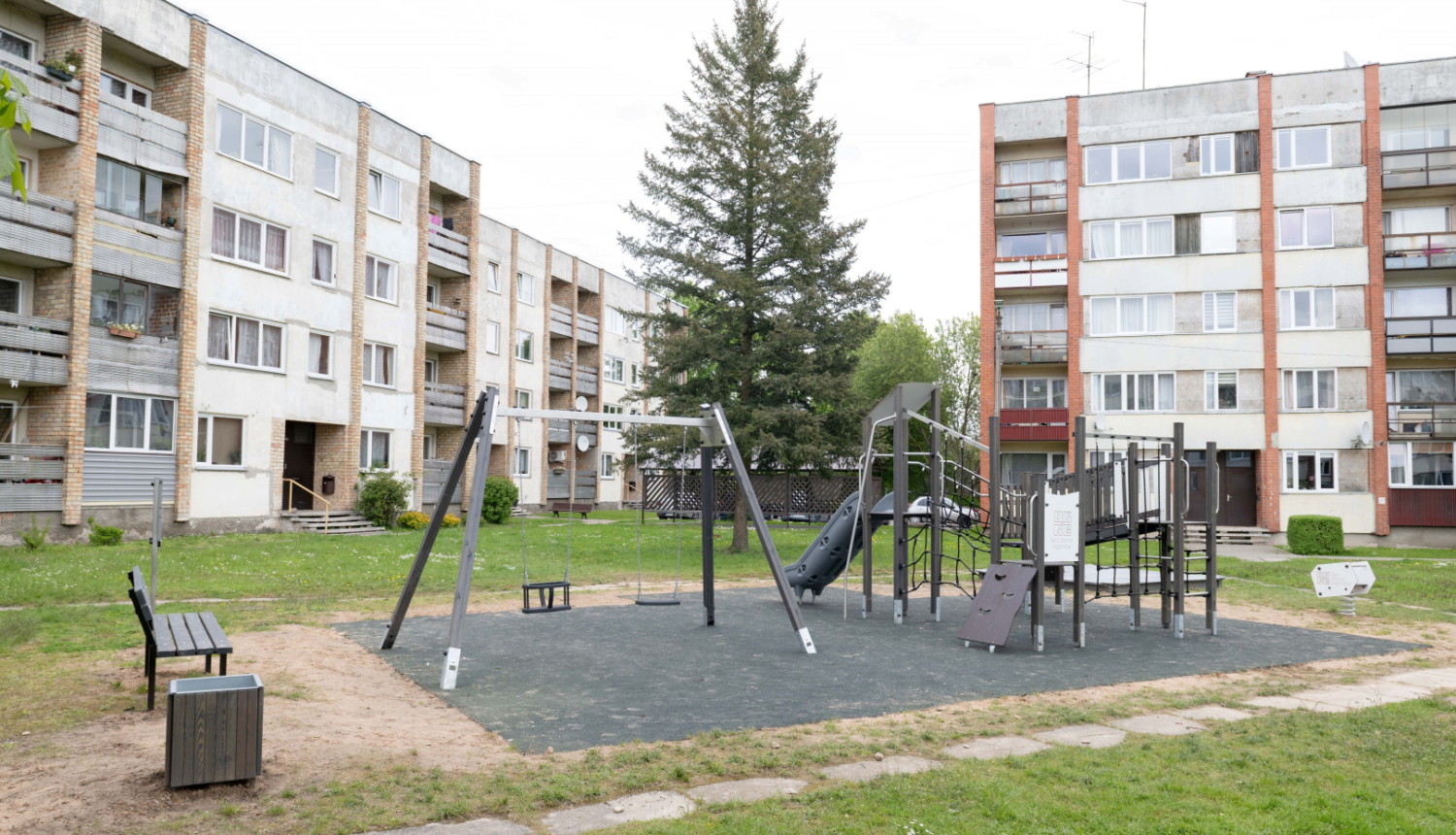 Bērnu rotaļlaukums Lielvārdē, Raiņa ielā 7C