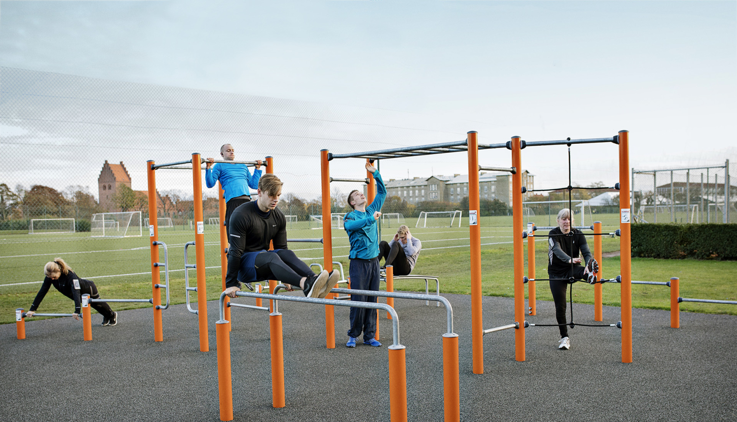 Sporta centra stadionā būvē jaunu āra trenažieru zonu