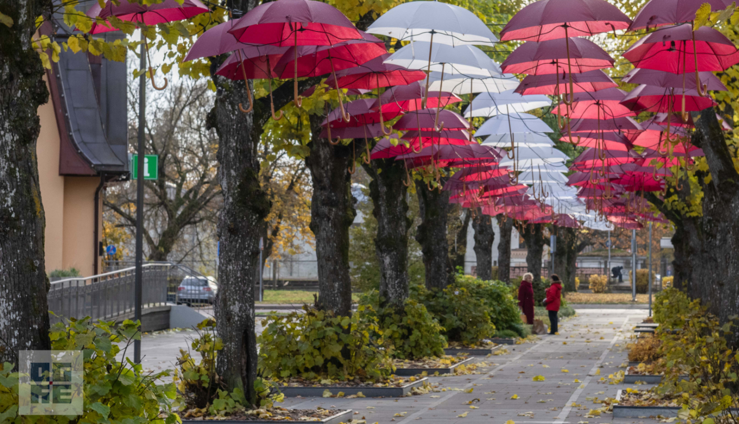 Lietussargi sarkanbaltsarkanās krāsās - Ogres svētku noformējums