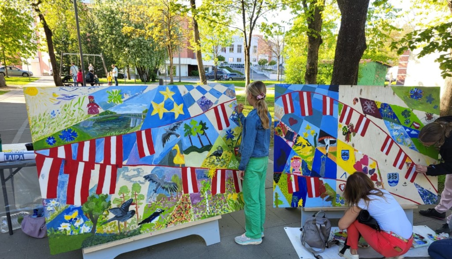 Apgleznota siena, Latvijas karogi 04.05.2024.