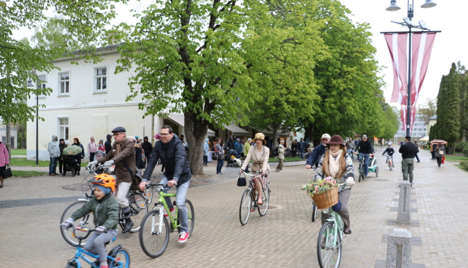 Laika apstākļi svētku prieku Ogrē nemazināja