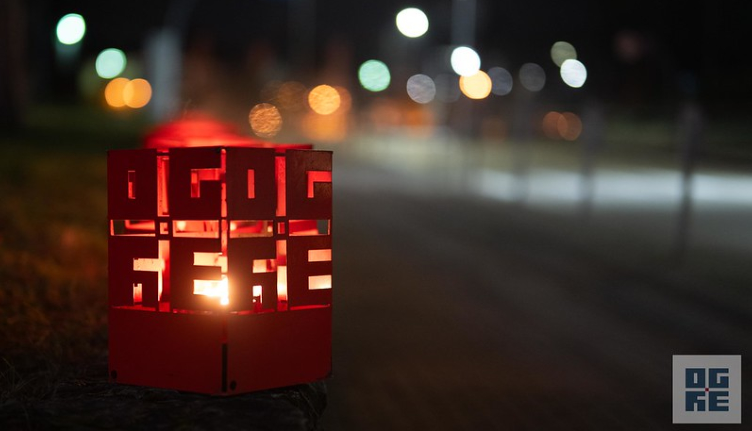 Lukturis, kuram cauri spīd gaismiņa un kas ir ar uzrakstu OGRE no visām pusēm