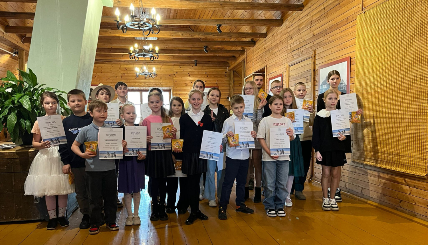 Stāstnieku konkursa "Anekdošu virpulis 2026" dalībnieku kopbilde A. Pumpura muzejā Lielvārdē