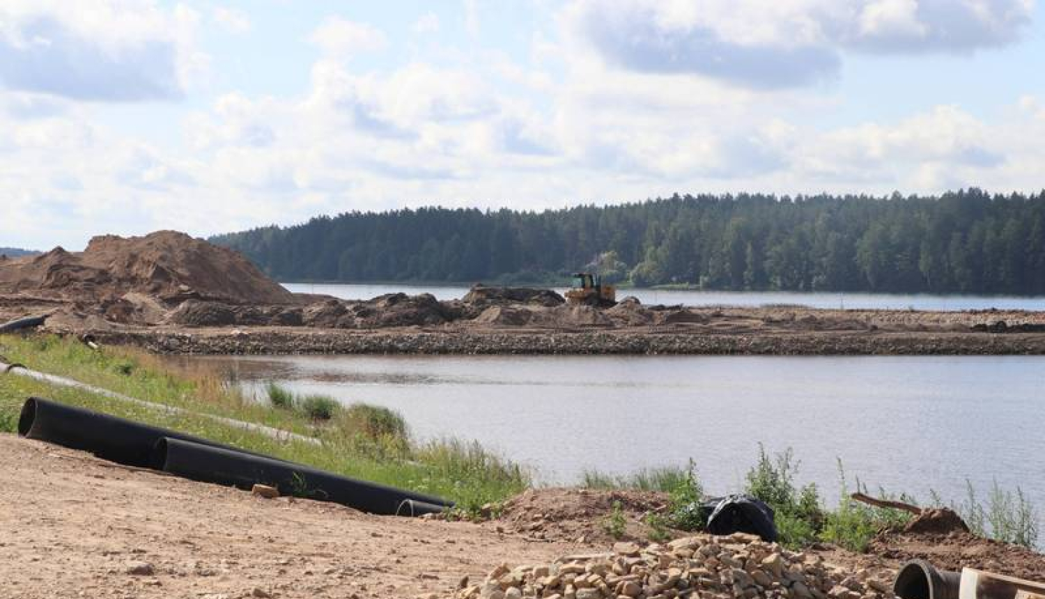 Jaunā aizsargmola (straumvirzes) būvniecības darbi notiek nepārtraukti