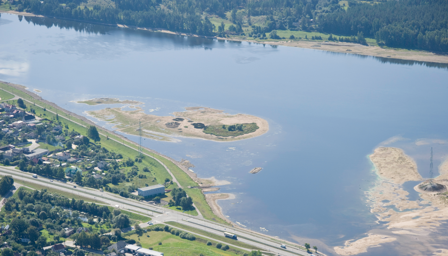 Tiek uzsākti aizsargmola (straumvirzes) būvniecības darbi