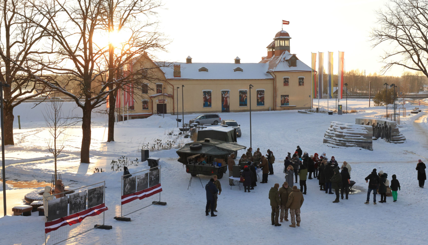 Ogrē aizvadīts Barikāžu atceres pasākums “Barikāžu atmiņu stāsti”. Dalībnieki pulcējas pie ugunskura un izstāžu stendiem Neatkarības laukumā