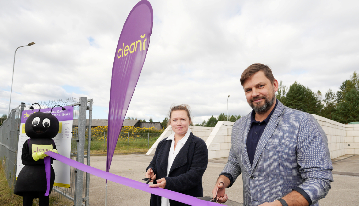 Pašvaldības priekšsēdētāja vietnieks Andris Krauja un CleanR valdes locekle Santa sīpola griež atklāšanas lentīti