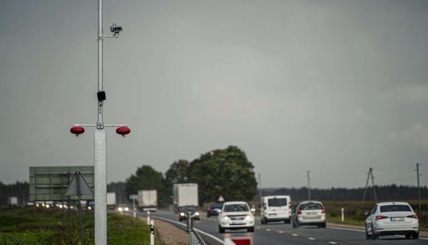 Šoseja ar automašīnām un ātruma kontroles ierīce