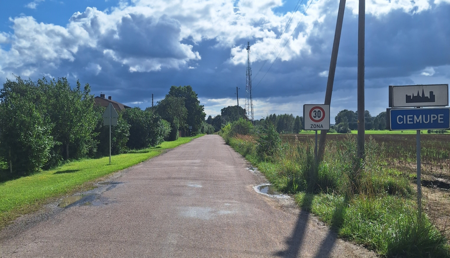 Pionieru iela Ciemupē ar apdzīvotās vietas zīmi