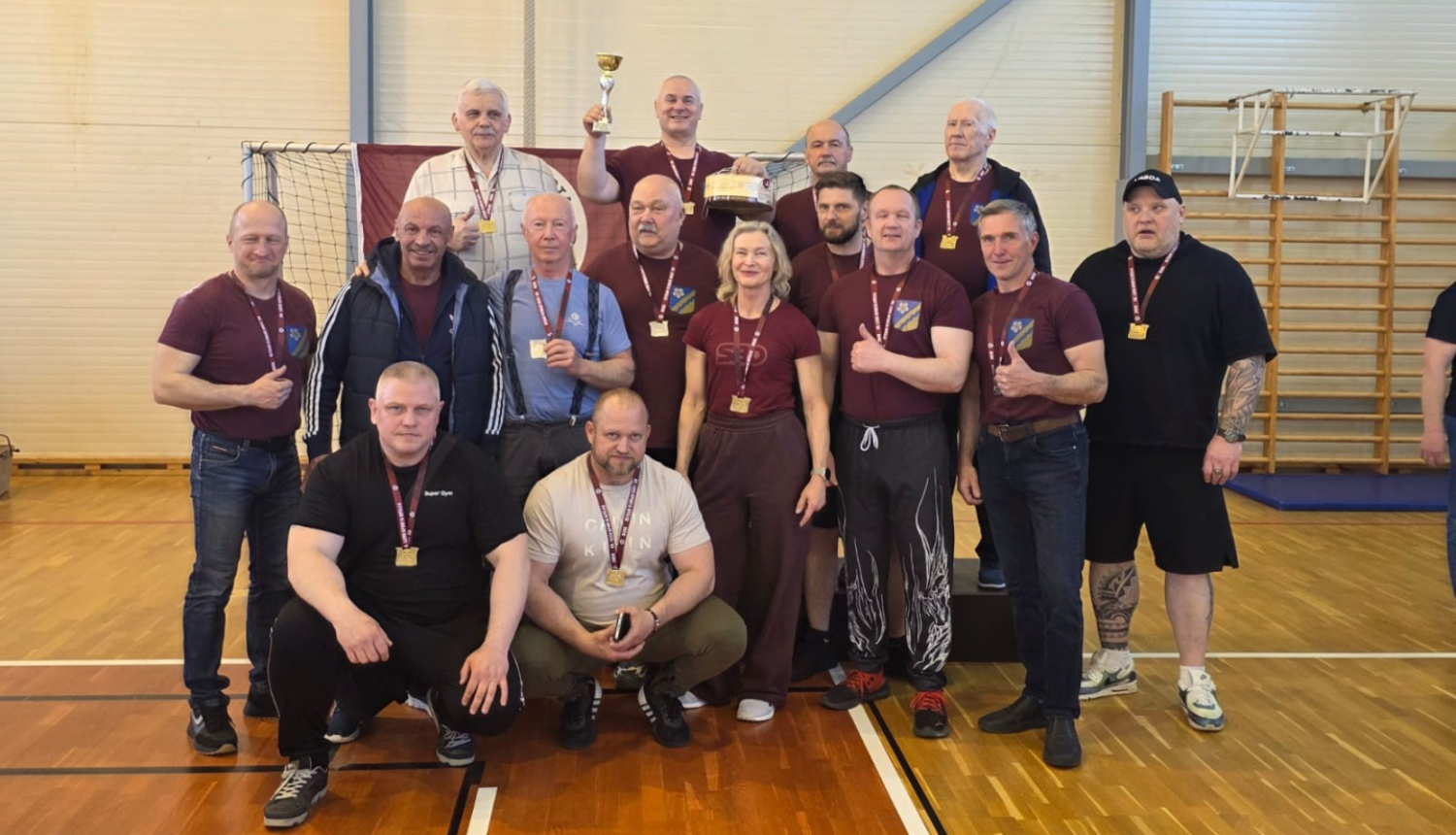 Svara stieņa spiešana guļus LSVS Pašvaldību 63. sporta spēlēs Codē