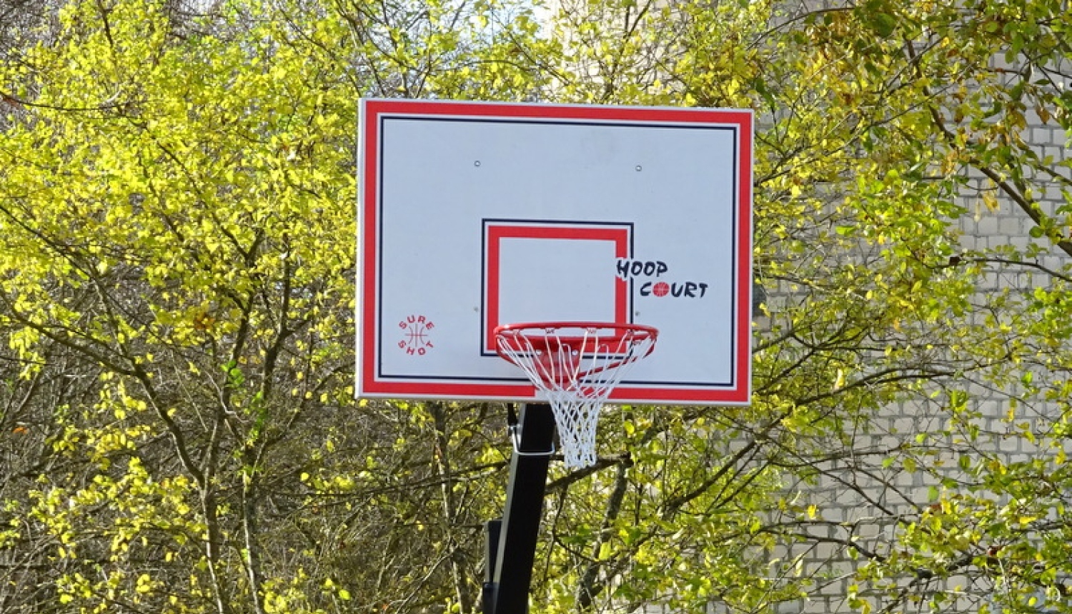 Meņģelē daļēji atjaunots āra basketbola laukums