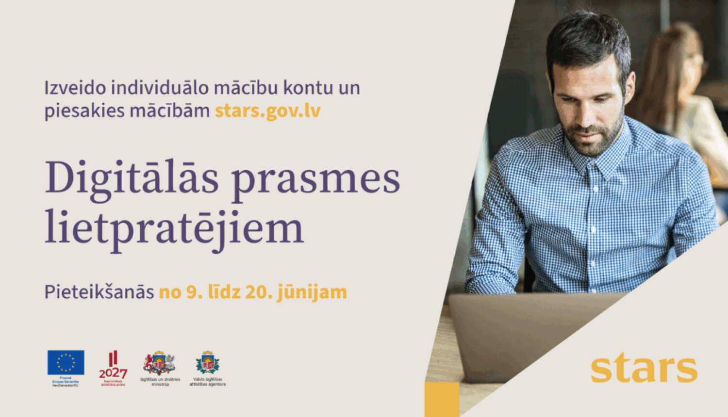Vīrietis pie datora. Iespēja pieteikties un saņemt finansējumu digitālo prasmju apguvei platformā stars.gov.lv