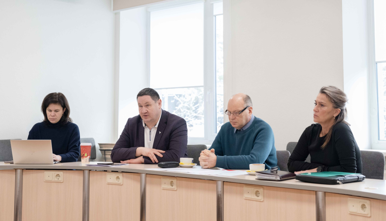 Diskusija par skulptūras virsniekam Vilim Janumam noformējumu. Attēlā izpilddirektora vietniece D. Bārbale, domes priekšsēdētājs E. Helmanis, vēsturnieks Ritvars Jansons un attīstītāju pārstāve Kristīne Upmane