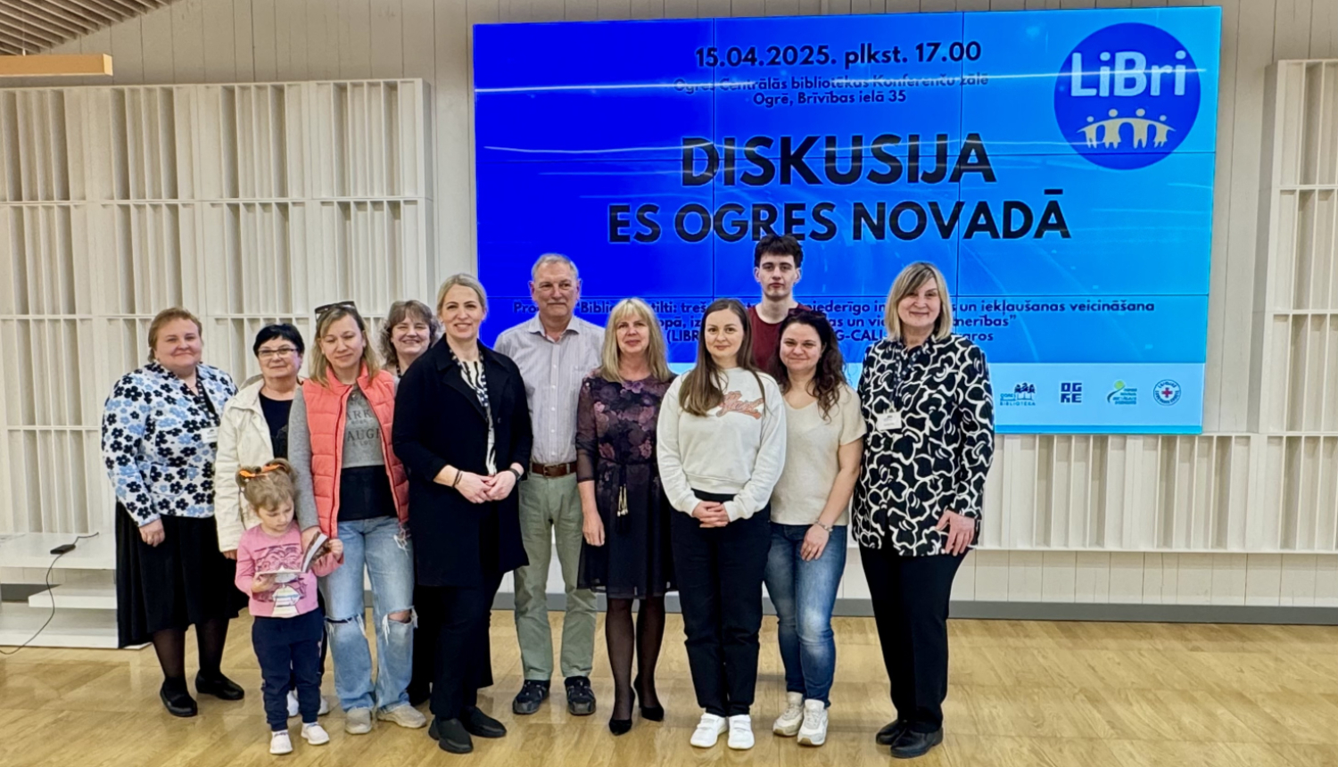15.aprīļa pēcpusdienā Ogres Centrālajā bibliotēkā uz diskusiju “Es Ogres novadā” tika aicināti Ogrē un Ogres novadā dzīvojošie trešo valstu valstspiederīgie, lai apspriestu bibliotēkas lomu integrācijai vietējā sabiedrībā. Ogres Centrālā bibliotēka sadarbībā ar vietējiem partneriem – Ogres novada Sociālo dienestu un Latvijas Sarkanā Krusta Zemgales komitejas Ogres nodaļu kopš šī gada februāra ir iesaistījusies Kultūras informācijas sistēmu centra (KISC) īstenotā projektā “Bibliotēku tilti: trešo valstu vals