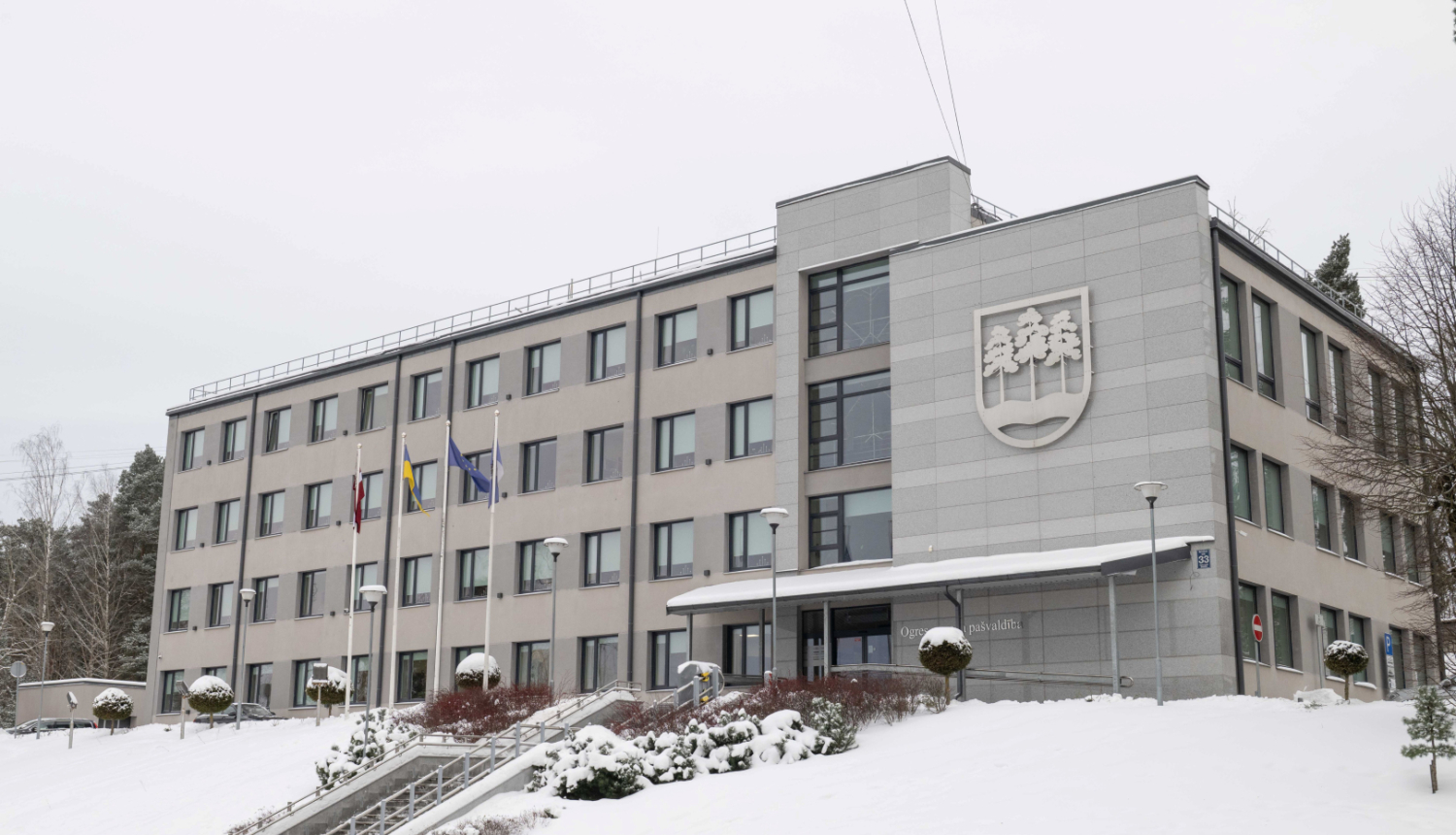 Ogres novada pašvaldības domes ēka ziemā