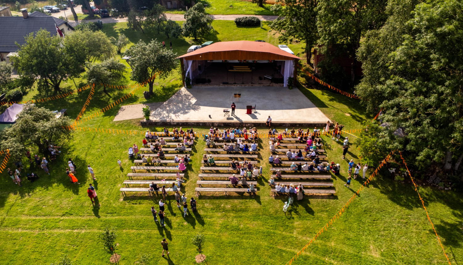 Birzgales estrāde nofotografēta no drona pilsētas svētku laikā