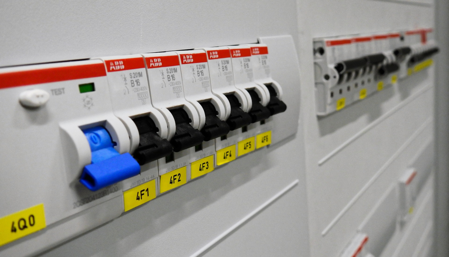 Daudzdzīvokļu dzīvojamās mājās Ogrē uzsāktas elektroinstalāciju pārbaudes