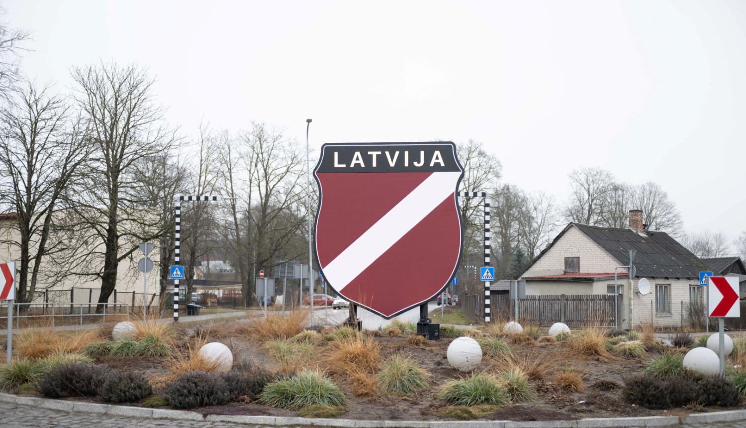 Vairodziņš valsts karoga krāsās ar uzrakstu LATVIJA par godu leģionāru piemiņai rotācijas aplī Ogrē