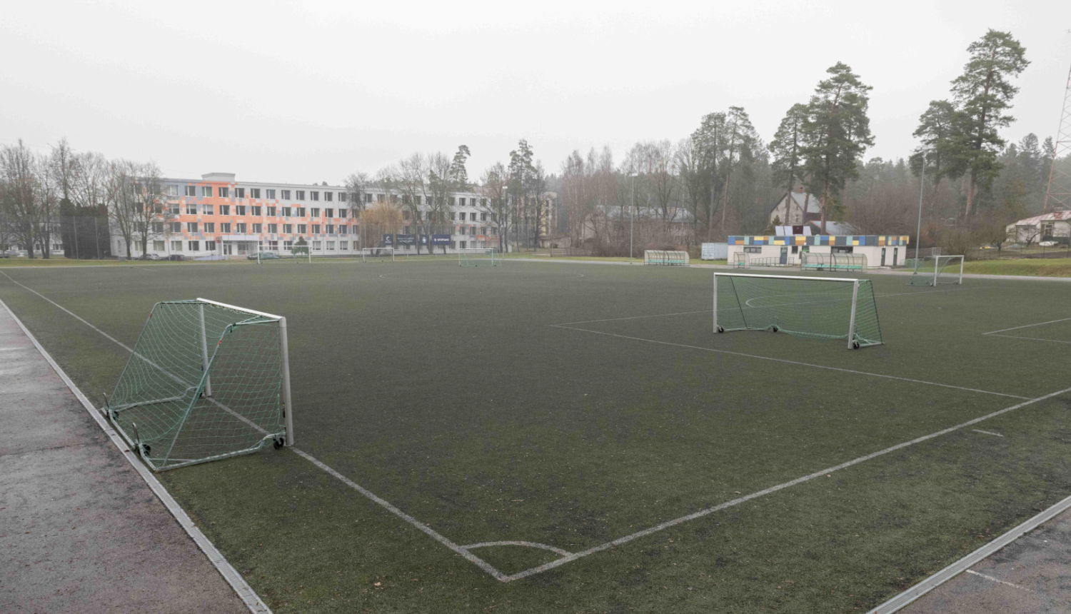 Futbola laukums ar vārtiem lietainā dienā