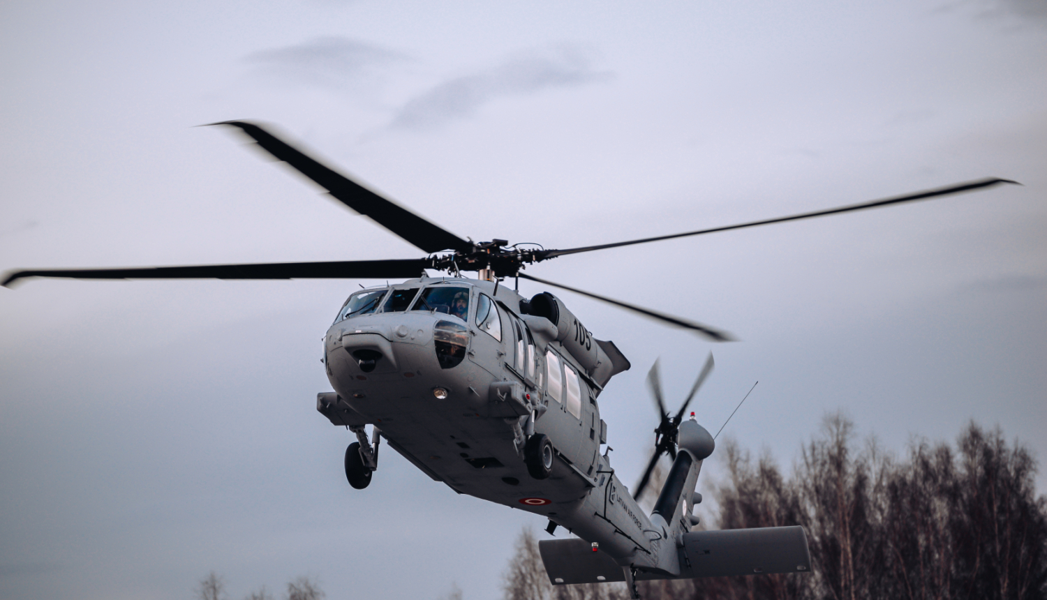 12. septembrī laikā no plkst. 11.00 līdz 12.00 Gaisa spēki veiks zemo lidojumu par godu zvēresta došanai. Attēlā lidojošs helihopters