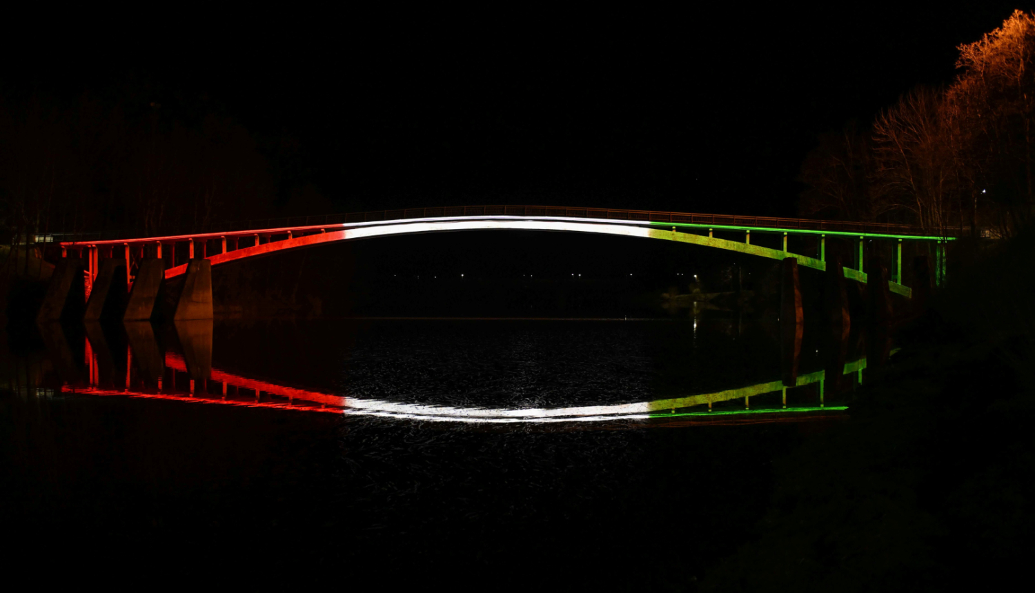 Gājēju tilts pār Ogres upi izgaismots Ungārijas karoga krāsās