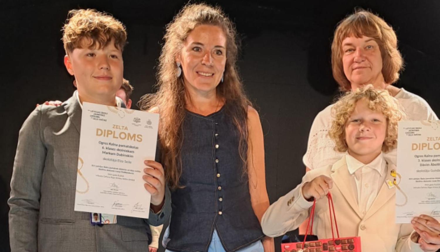 Skolēnu skatuves runas konkursa finālā Rīgā, Mihaila Čehova Rīgas Krievu teātrī  Ogres skolēniem zelta un sudraba diplomi. Attēlā divi runātāji ar saviem pedagogiem