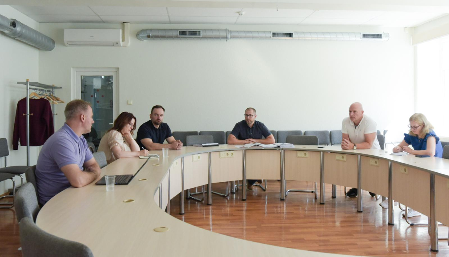 Sanāksmes dalībnieki pie apaļā galda pašvaldības Mazajā zālē