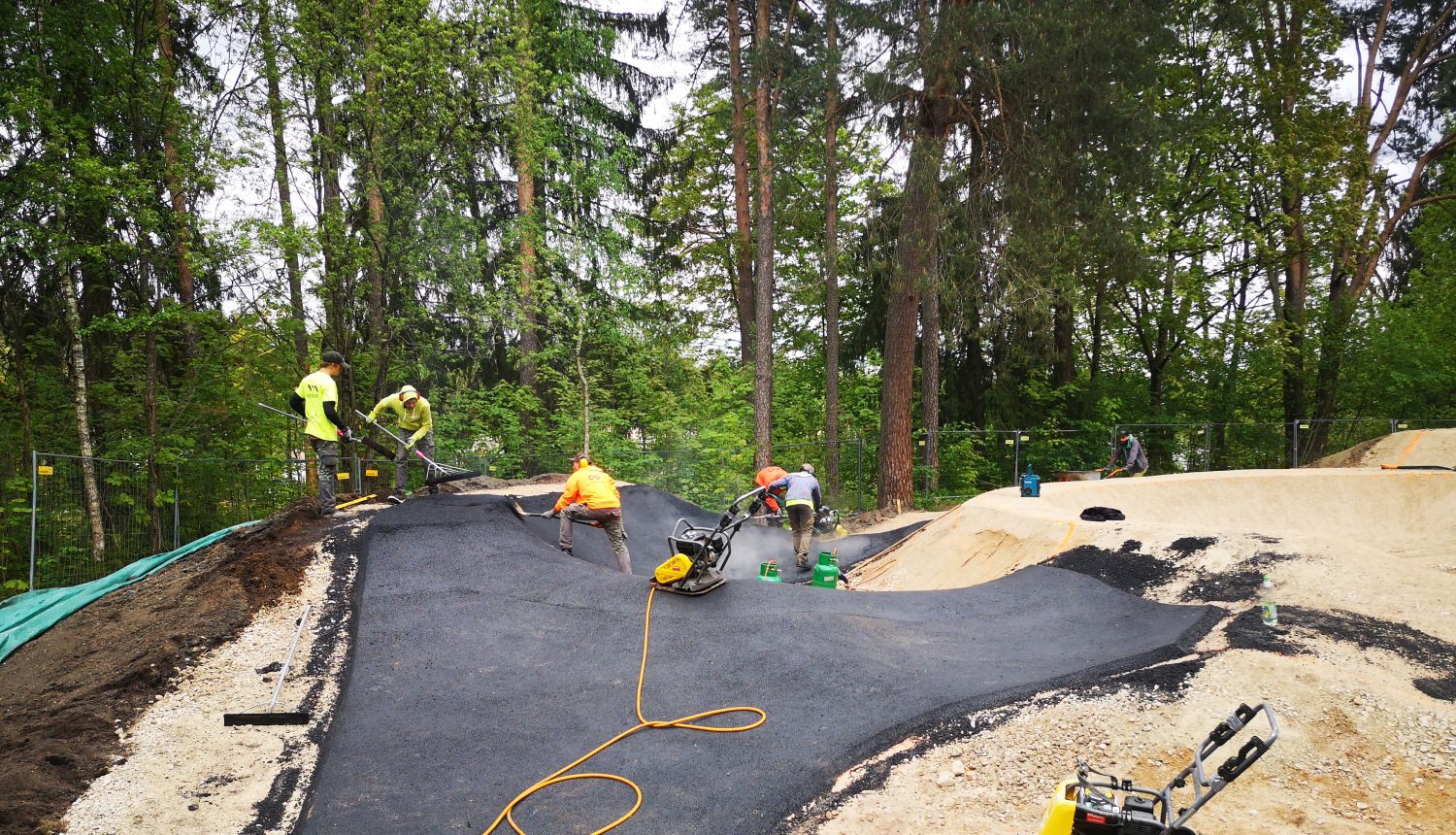 Uzsāk asfaltēšanas darbus velo trasē Pārogrē