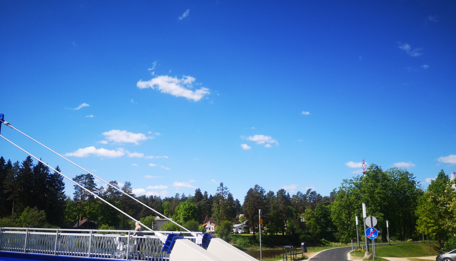 Pilnībā noasfaltēts pastaigu ceļš gar Ogres upi