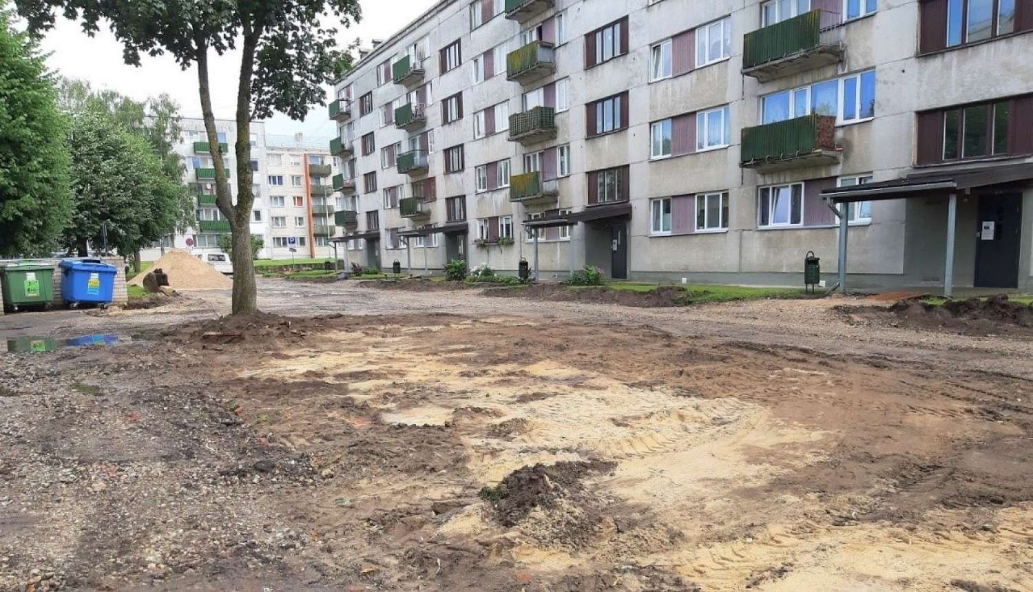 Uzsākti labiekārtošanas darbi daudzdzīvokļu māju iekšpagalmos