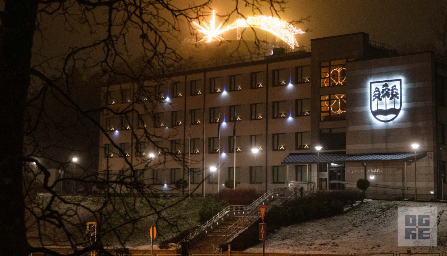 Ogres novada pašvaldības ēkas foto ziemā ar Dāvida zvaigzni virs tās