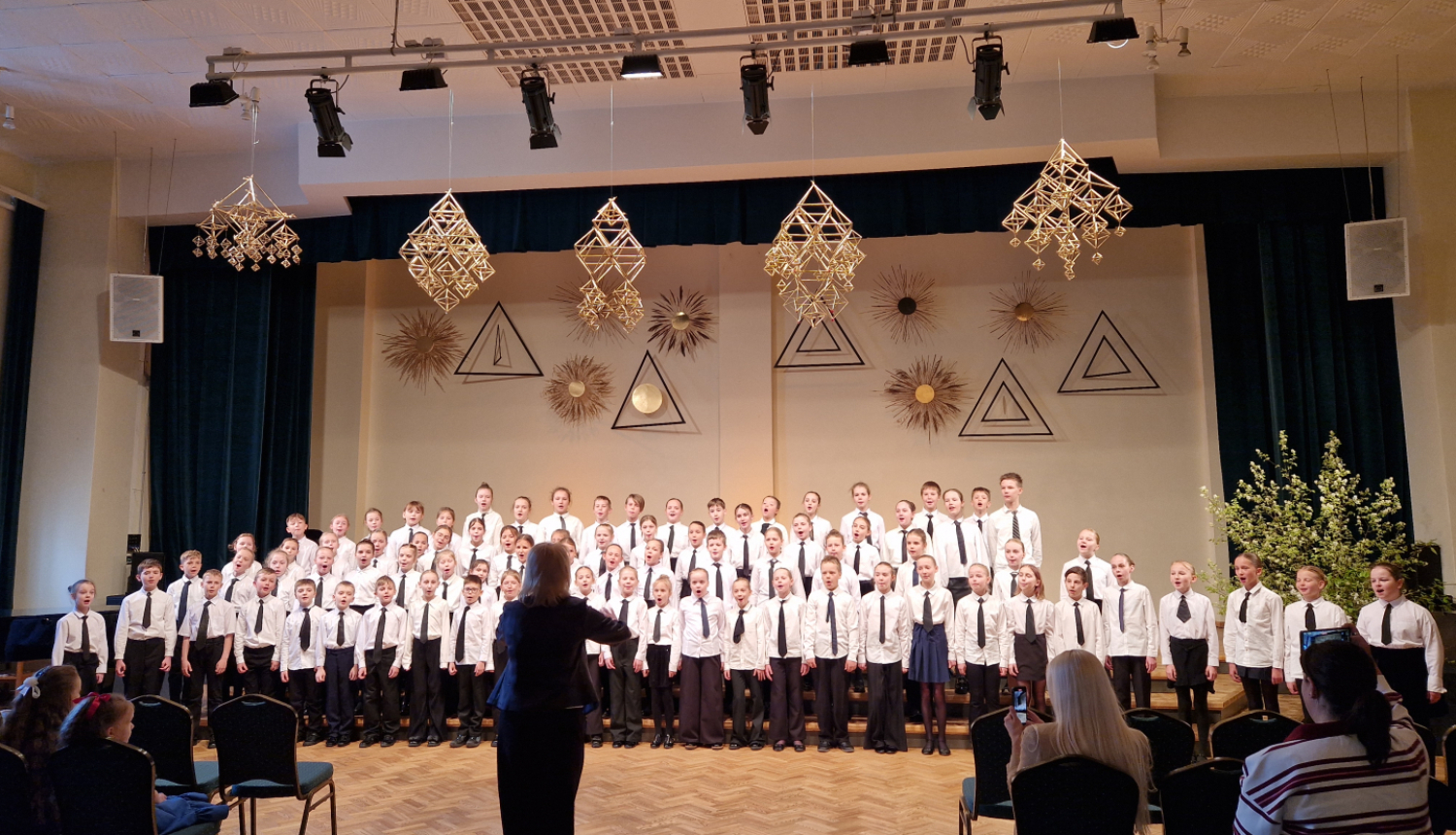  1.- 4. klašu skolēni priecē ar dziesmām koru skatē