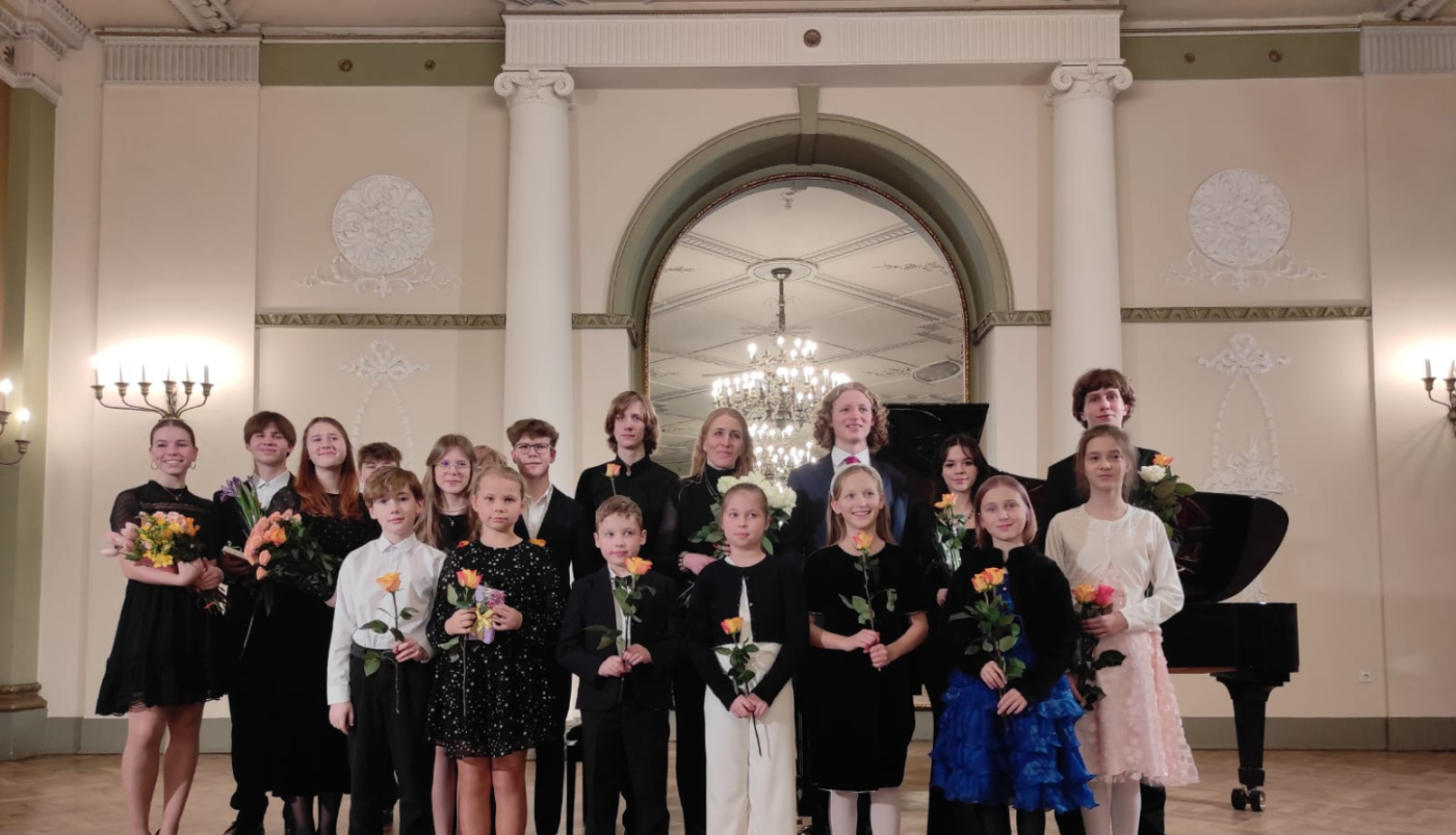 Ikšķiles Mūzikas un mākslas skolas audzēkņi un absolventi 28. janvārī pēc koncerta Latviešu Biedrības namā