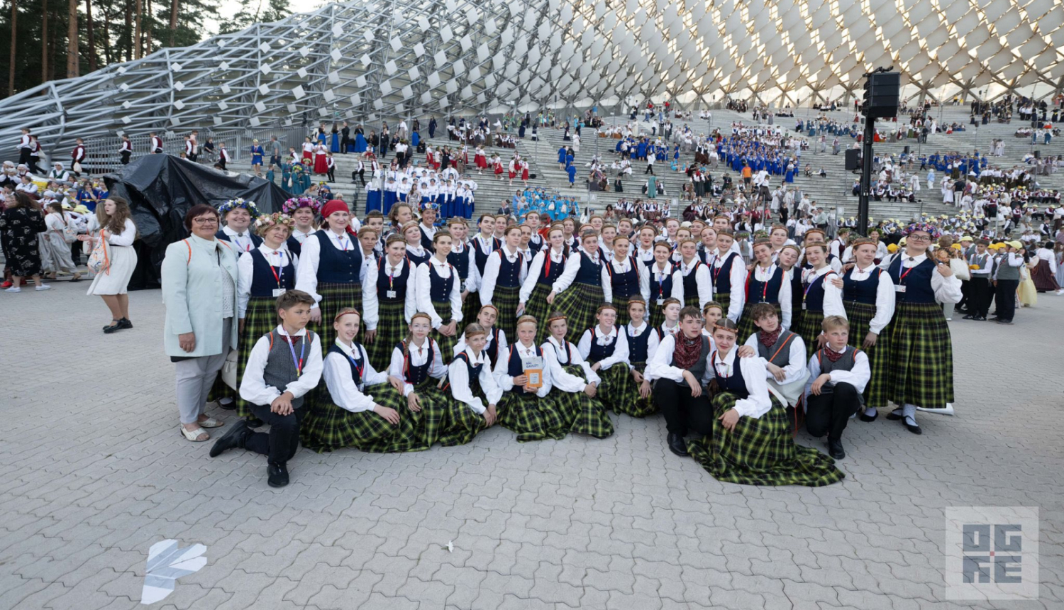 Ikšķiles vidusskolas 5.–12. klašu koris, kas Dziesmu un deju svētku Koru finālā izcīnīja 1. vietu! Kora kopbilde uz Mežaparka estrādes fona