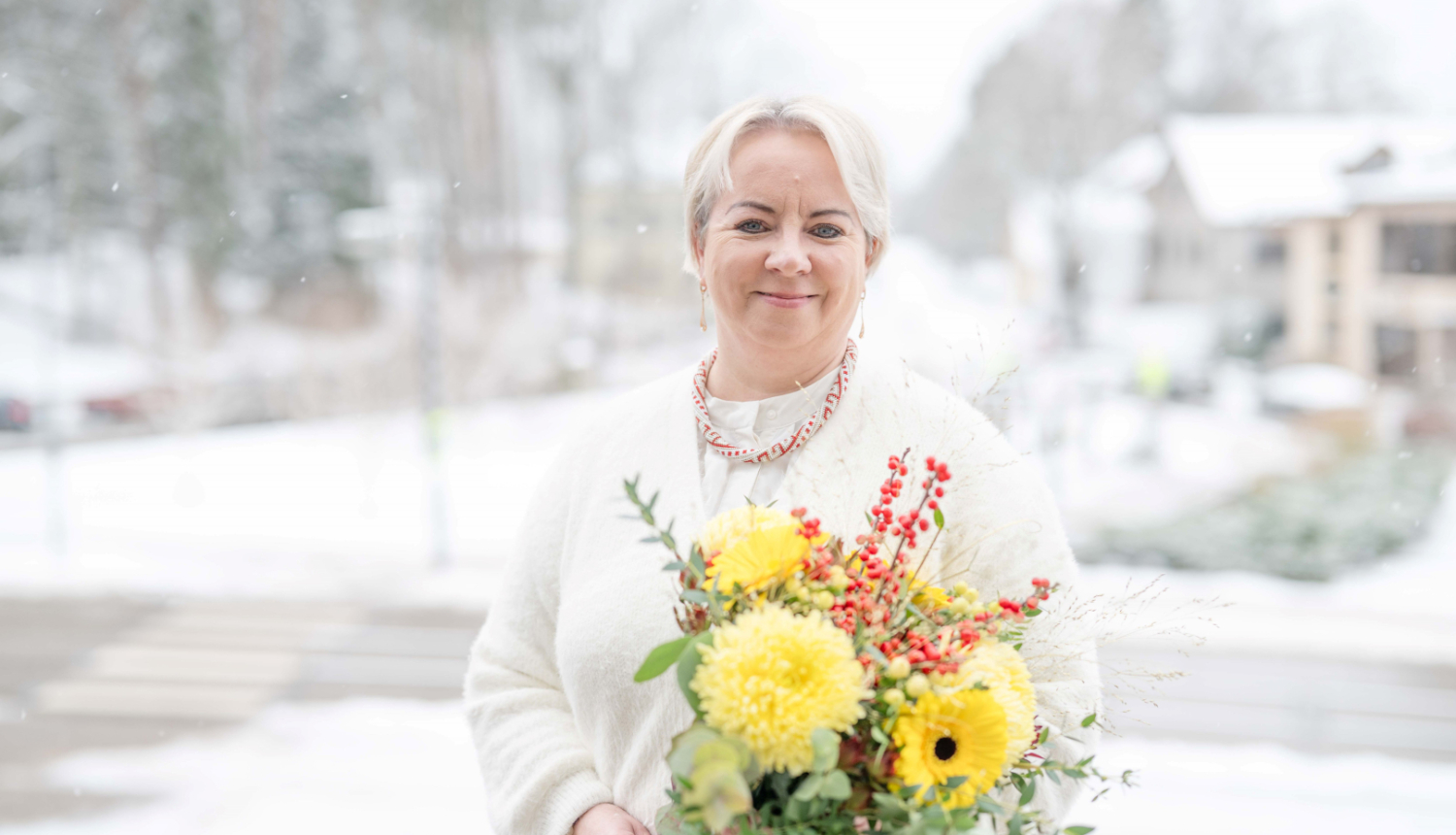 Inta Žube uz sniegotās Ogres pilsētas fona