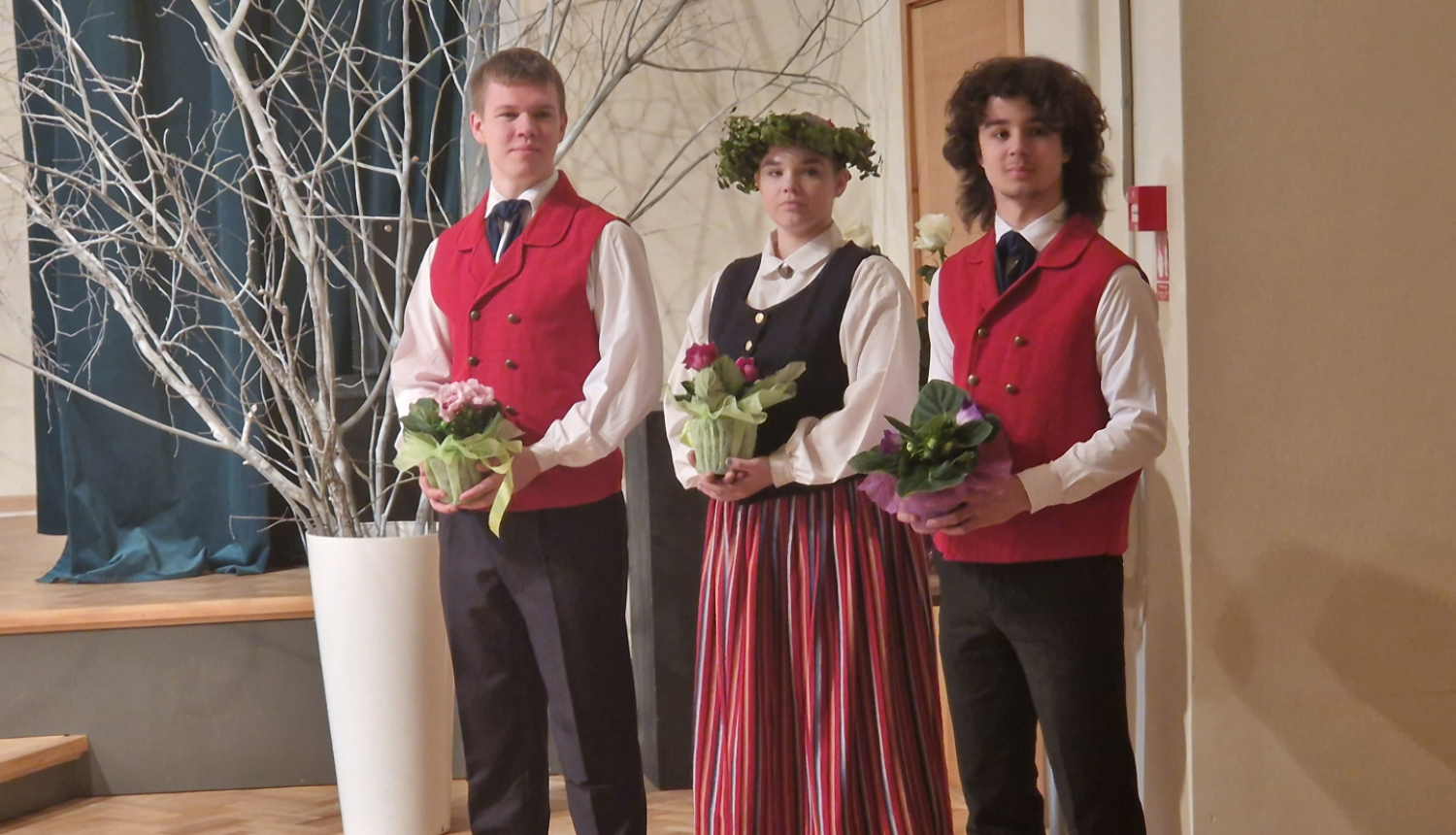 15. aprīlī Ogres novada Kultūras centrā norisinājās Ogres novada izglītības iestāžu 1.-4. klašu un 10.-12. klašu koru skate, kurā piedalījās dziedātāji no Madlienas, Lielvārdes, Birzgales, Jumpravas, Ikšķiles, Ķeguma, Ogres, Ogresgala un Suntažu izglītības iestādēm.