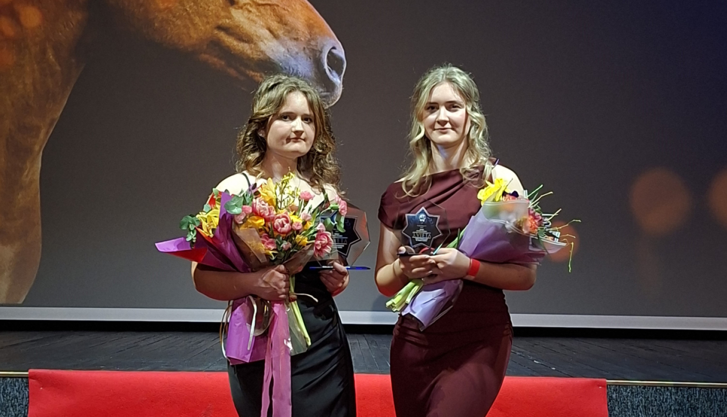 Jātnieces saņem Latvijas Jātnieku federācijas gada balvas nominācijā "Gada labākais jātnieks"