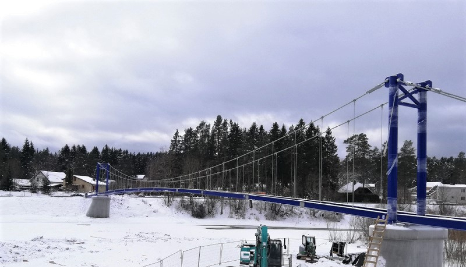 Pāri upei jau slejas gājēju tilta konstrukcijas