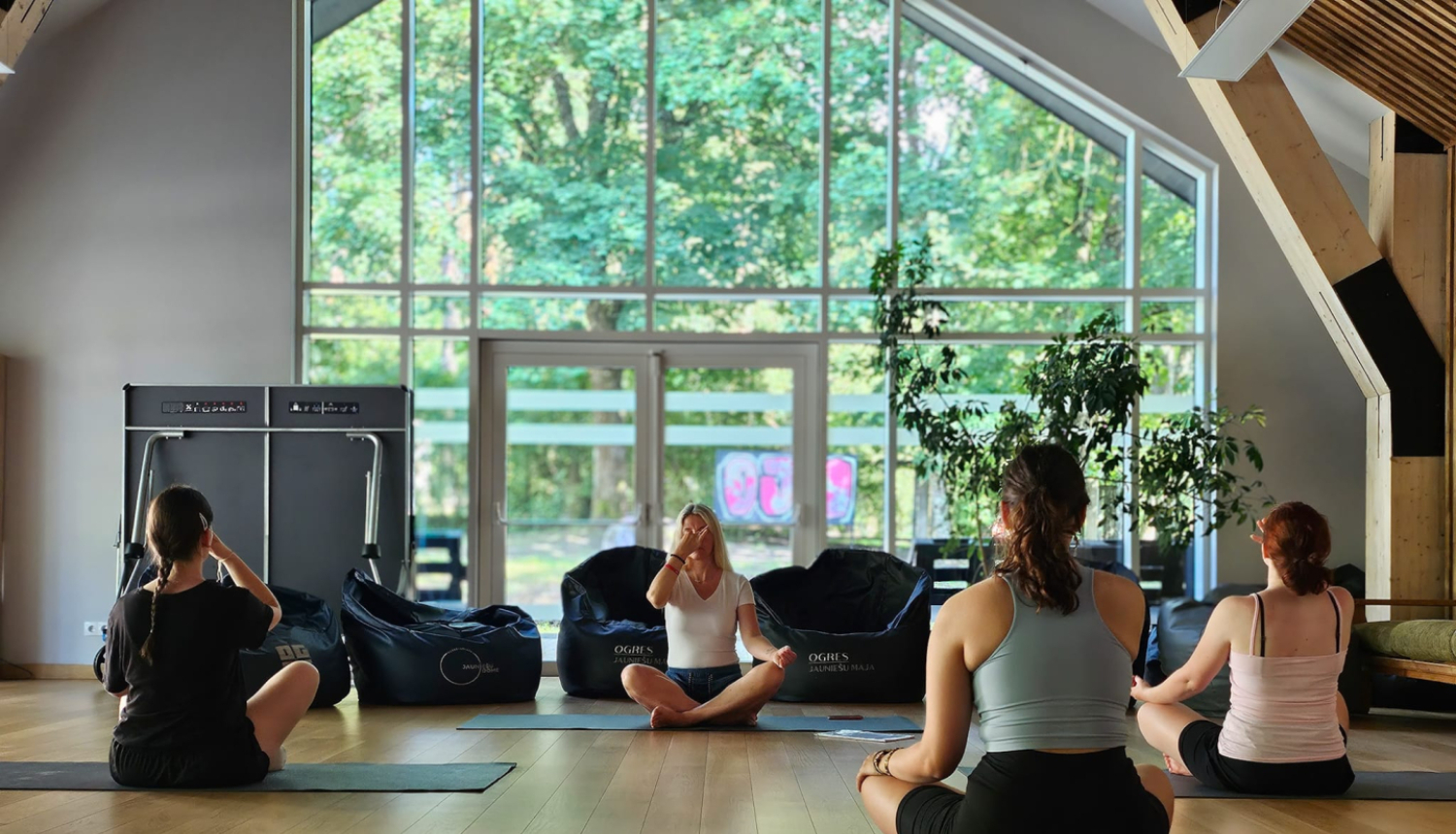 Joga jauniešiem Ogres Jauniešu mājā