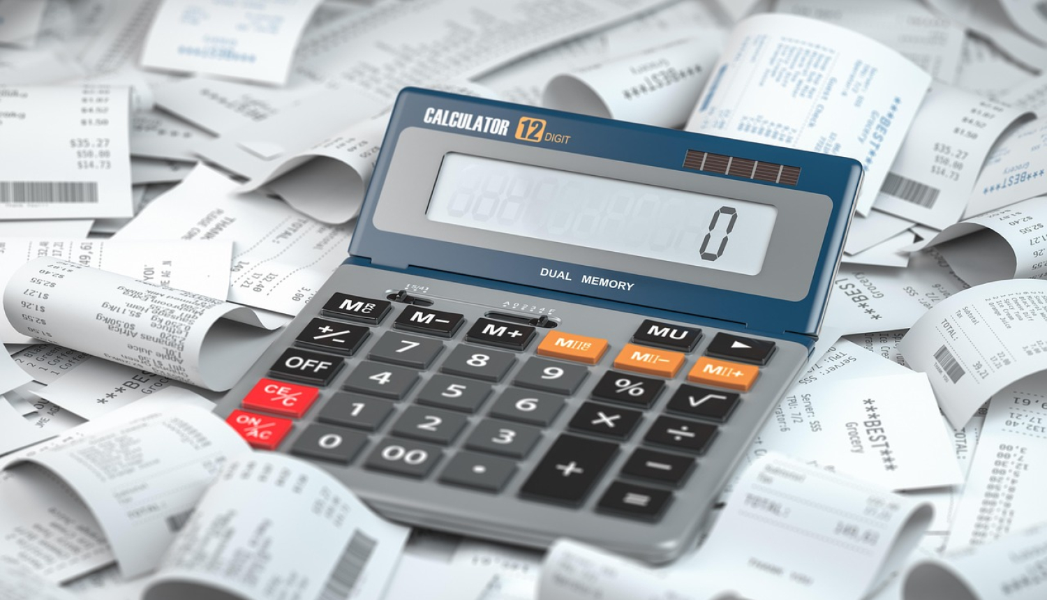 Kalkularors, kura ekrānā redzams cipars 0, uz čeku kaudzes